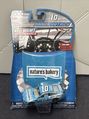 Danica Patrick #10 Natures Bakery NASCAR 正品 2017 Wave 1/64 全新 — 第 1/4 张图片