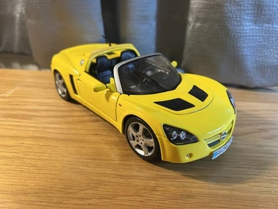 Maisto Opel Speedster amarillo escala 1:18  Foto 1 de 4