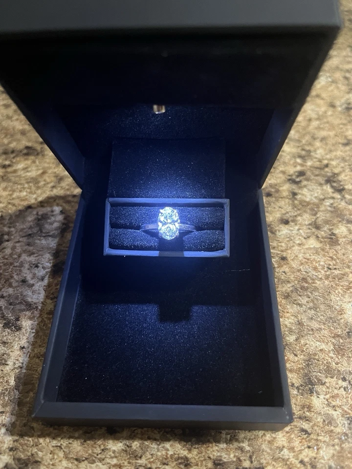 Anillo de compromiso ovalado cultivado en laboratorio de oro blanco de 14 K D/IF de 1,61 quilates Foto 1 de 4