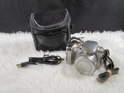 Kodak Easyshare Z612 6.1MP Digital Camera with 12x Optical Zoom - Silver, Bundle - Image 1 of 4