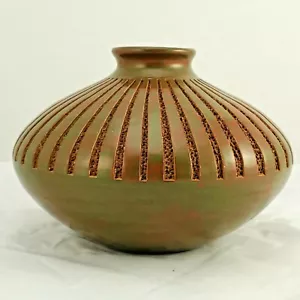 Jarrón de cerámica artesanal de Nicaragua líneas grabadas barro marrón recipiente verde rojo - Imagen 1 de 12
