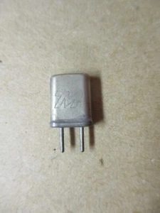 M-Tron Radio Crystal 122 22T Diameter 1/32" X 3/16 inch Spaced Pins Vintage - Zdjęcie 1 z 4