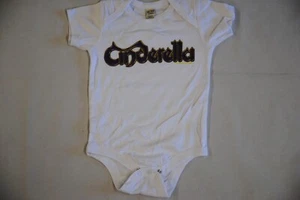 CENICIENTA LOGO BEBÉ CRECER BODY NIÑO PEQUEÑO PIJAMA MONO NUEVA BANDA OFICIAL - Imagen 1 de 4