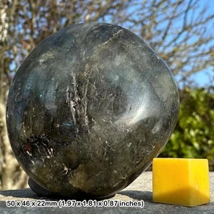 Labradorit polierter Kiesel aus Madagaskar - Heilkristall, echtes Exemplar - Bild 1 von 1