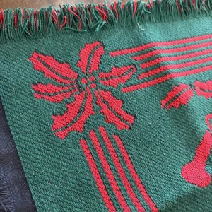 Reverse Weave Double Sided Table Runner Christmas Holiday Green Red 38x19 VTG - Picture 1 of 8