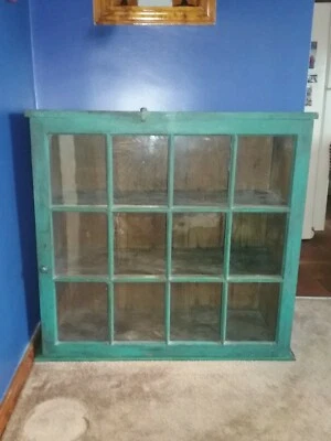 Tapa de armario con panel de vidrio temprano Stepback Foto 1 de 4