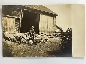 1907 RPPC Lakonien, NH ältere Bauern Scheune & Hühner Huhn unbespielt Postkarte A6 - Bild 1 von 3