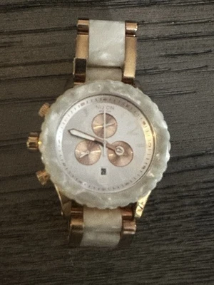 Reloj Nixon, 42-20 Cronógrafo, Oro Rosa/Blanco, Acero Inoxidable, Necesita Batería Nueva Foto 1 de 4