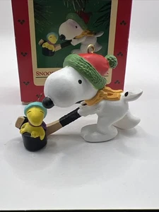 Peanuts Snoopy & Woodstock Hitting The Ice Christmas Hallmark Keeps Ornament NIB - Bild 1 von 16