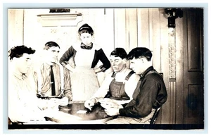1904-1918 Echt Foto Postkarte Anita Iowa Männer Spielkarten mit Dienstmädchen - Bild 1 von 2