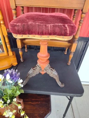  Taburete de tocador de órgano de piano antiguo A. Merriam de la década de 1890 ornamentado pies de garra de hierro fundido  Foto 1 de 4