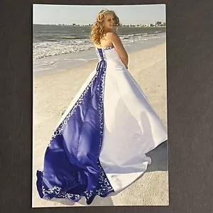 FOUND VINTAGE PHOTO PICTURE Pretty Woman With Big Wedding Dress On The Beach - Picture 1 of 4