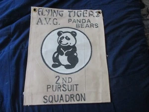 WWII TIGRI VOLANTI AVG PANDA ORSI 2° INSEGUIMENTO SQDN BARRA CASERMA BANDIERA (A) - Foto 1 di 2