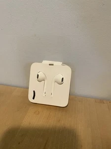Apple iPhone Earpods Headphones Lightning New - Picture 1 of 4