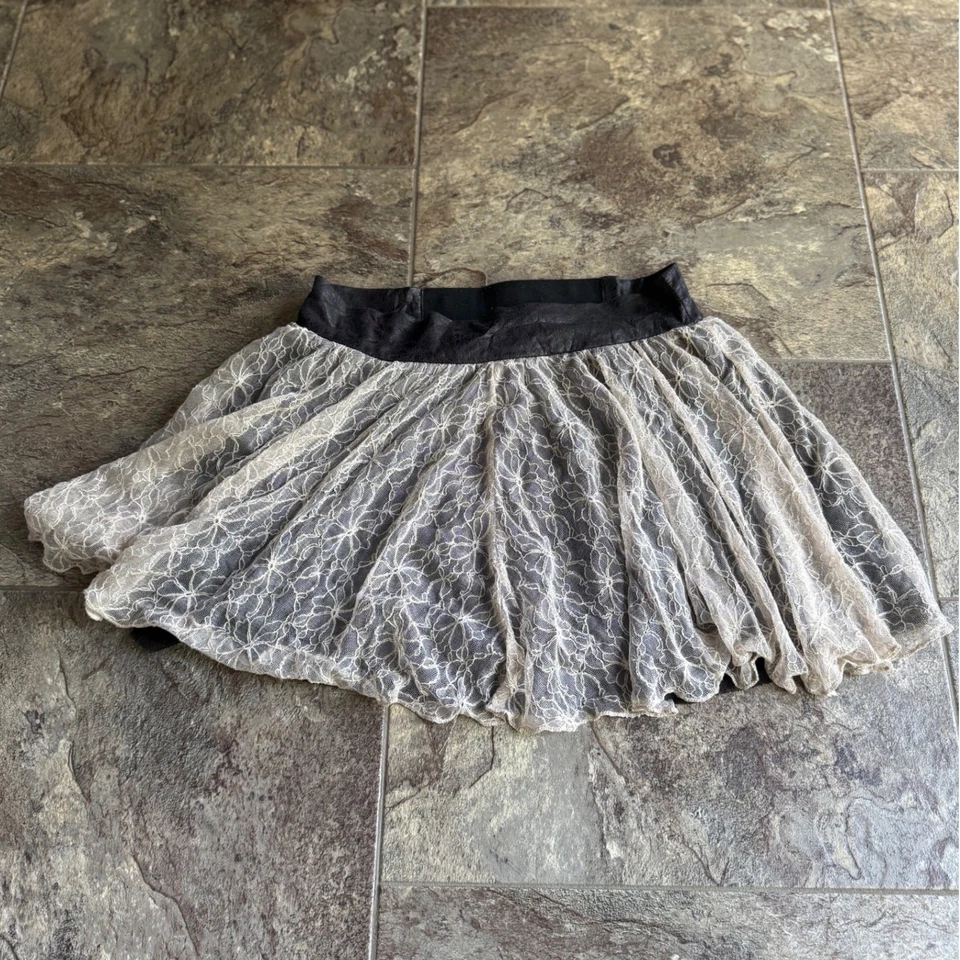 Falda Y2K Whimsigoth Coquette Encaje Capas Talla Pequeña Usada en Excelente Condición Difícil de Encontrar Foto 1 de 3