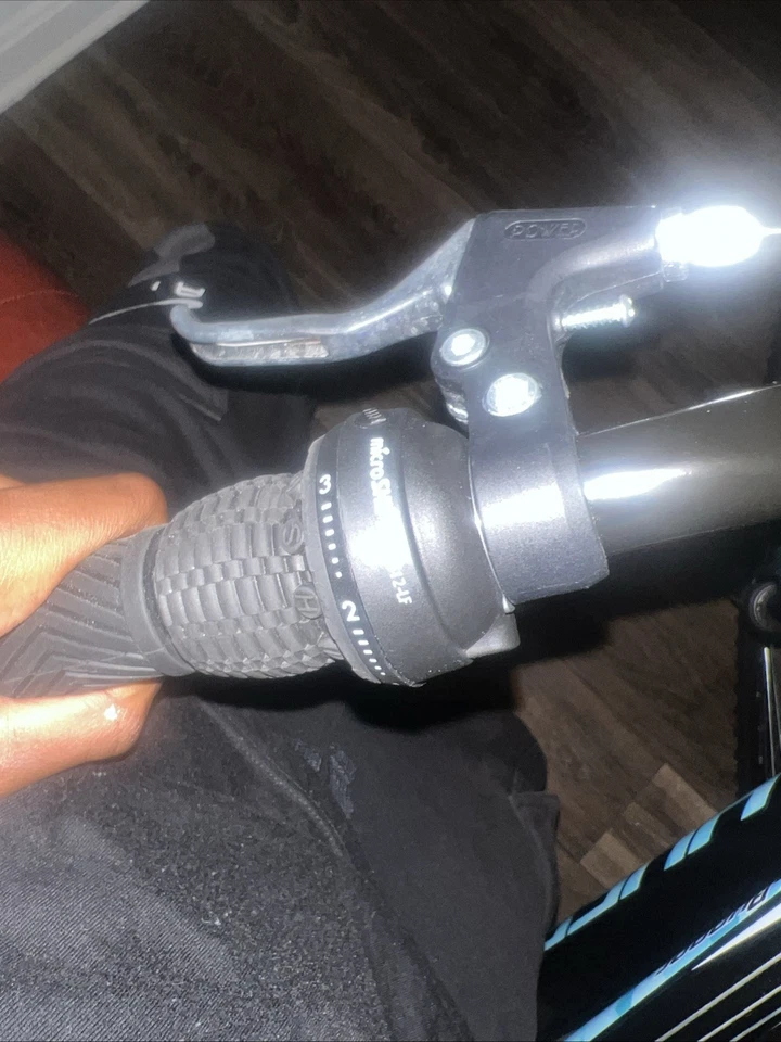 El precio no usado es genial y los frenos y engranajes funcionan increíblemente Huffy Bike Foto 1 de 4