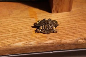 Harley Davidson Owners Group HOG Messing Pin sagt 1983 auf der Rückseite - Bild 1 von 2