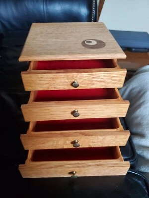 archivador o armario de colección de roble con perillas de latón Foto 1 de 4