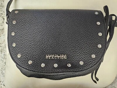 Bolso Bandolera Kenneth Cole Reaction Mini Rancho en Negro con Tachuelas Plateadas Cartera Foto 1 de 4