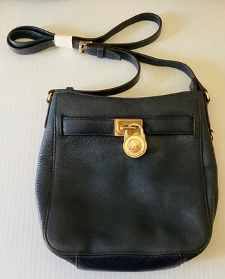 Bolso Bandolera Michael Kors Hamilton Cuero Guijarro Negro Candado Dorado Foto 1 de 4