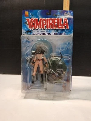 Boneco de ação colecionável Vampirella esculpido por Clayburn Moore posição reversa - Imagem 1 de 3