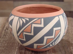 Native American Jemez Clay Hand Coiled Pottery Signed KM - Picture 1 of 6