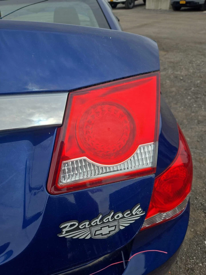 Conjunto de luz trasera derecha usado se adapta a: Chevrolet Cruze 2013 montado en tapa grado derecho Foto 1 de 4