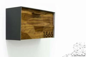 Buzón moderno, cara de madera maciza Iroko 3D, cuerpo de aluminio gris metálico, tipo 3 - Imagen 1 de 7