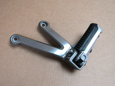 Suzuki Bandit 1200 2004 27,804 miles left pillion footrest (15013) - Imagem 1 de 4