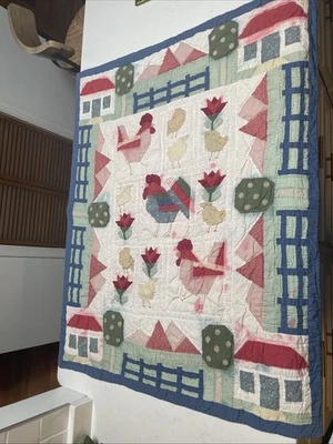 Edredón de granja de pollo/gallo hecho a mano de colección. Edredón pequeño para regazo Cottage Core 34x42 Foto 1 de 4