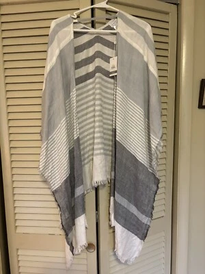 Nuevo con etiquetas Poncho Mud Pie Para Mujer Gris Rayas Boho Flecos Frente Abierto Chal Talla Única Foto 1 de 3