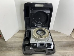 Proiettore diapositive Kodak Ektagraphic III E Carousel *Testato funziona* con custodia rigida - Foto 1 di 16
