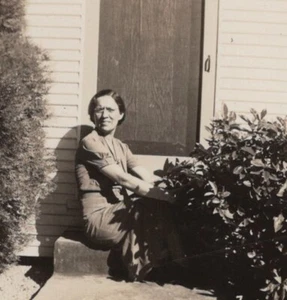 1938 Mujer Sentada Porche Elegante Vestido Hogar Arbustos Escena Natural Exterior - Imagen 1 de 3