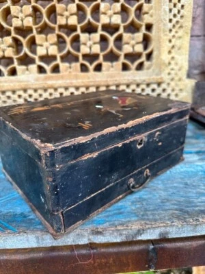 Antigua caja de madera pintada a mano rústica negra con diseño escénico artículo vintage Foto 1 de 4