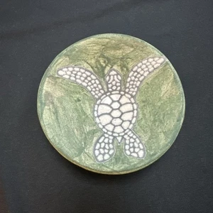Plato de baratija Raku Pottery Sea Turtle Marine Ocean firmado Ben Diller Maui 5 1/4” - Imagen 1 de 4