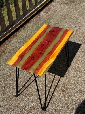 Madera Live Edge y cedro rojo epoxi con 4 ríos epoxi gris/plateado Foto 1 de 4