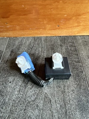 2014-2019 Toyota Highlander FRONT SIDE SEAT HEATER CONTROL 87501-76011 OEM - Image 1 of 4