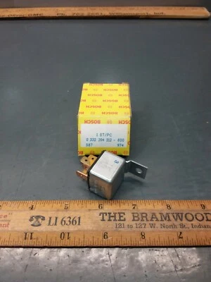 Новое из старых запасов подлинное реле Bosch 0332204212, 24 В, 10/20 А, металлический корпус с отверстием для крепления - Изображение 1 из 4