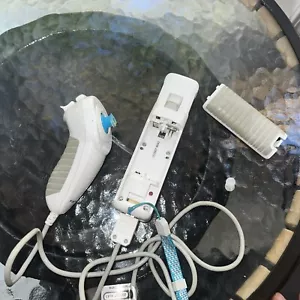 Nintendo Wii Remote Controller White Nyko Wand with Nunchuck - Picture 1 of 4