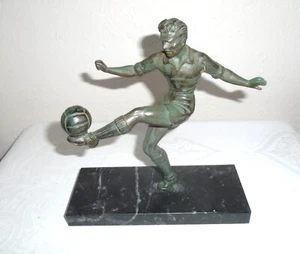 Figura de futbolista Spelter sobre zócalo tipo mármol - Imagen 1 de 7