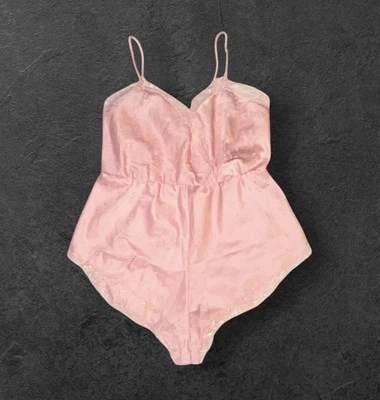 J. C. PENNEY COLECCIONABLES Rosa Brillante Satén Encaje Ribete Mameluco Peluche Camisón M Foto 1 de 4