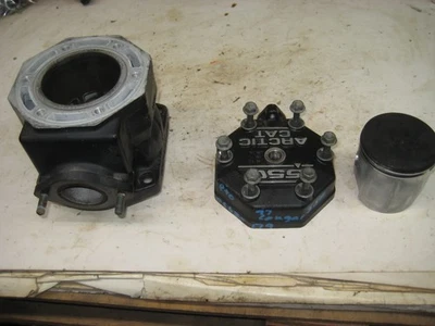 1997 Arctic Cat Cougar 550 Snowmobile PTO Side Engine Cylinder, Head & Piston - Imagem 1 de 4
