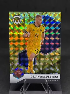 Dejan Kulusevski 2021-22 Mosaico FIFA Camino a la Copa Mundial Oro Reactivo Prizm #89 - Imagen 1 de 2