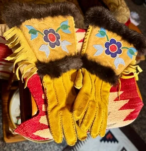 ANTIQUE Native American Beaded Gauntlet/Authentic OJIBWAY Gloves,Moosehide,Glass - Picture 1 of 17