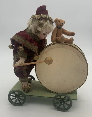 Старинная неглазурованная кукла на современной барабанной тележке Nancy Culley 2001 производитель: антикварная немецкая - Изображение 1 из 4