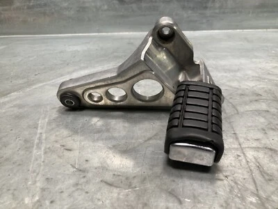 Honda Magna VF700 V45 1985-1986 trasero derecho pasajero reposapiés montaje OEM Foto 1 de 4