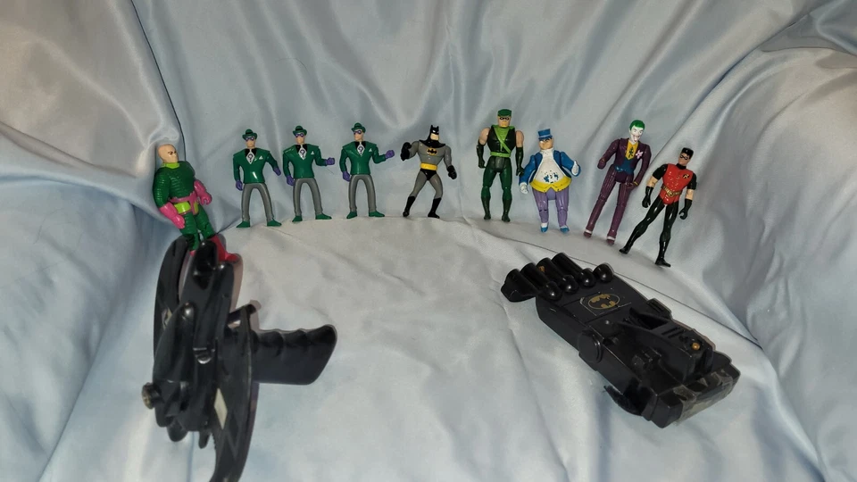 Lote Antigo de 11 Brinquedos DC Comics McDonald's Batman Robin Pinguim Coringa Flecha Verde - Imagem 1 de 4