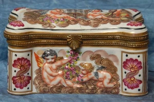 19. Jahrhundert Capodimonte Porzellan Relief Kommode Schatulle mit gerissenem Deckel - Bild 1 von 7