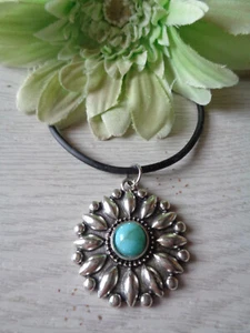 Einfache Kautschuckbandkette Blume " silber mit türkis Howlith Imitat - Bild 1 von 1