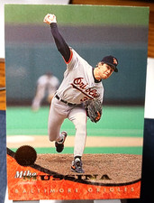1994 Leaf Baseball Card of Mike Mussina HOF #105 (NM) Free Returns